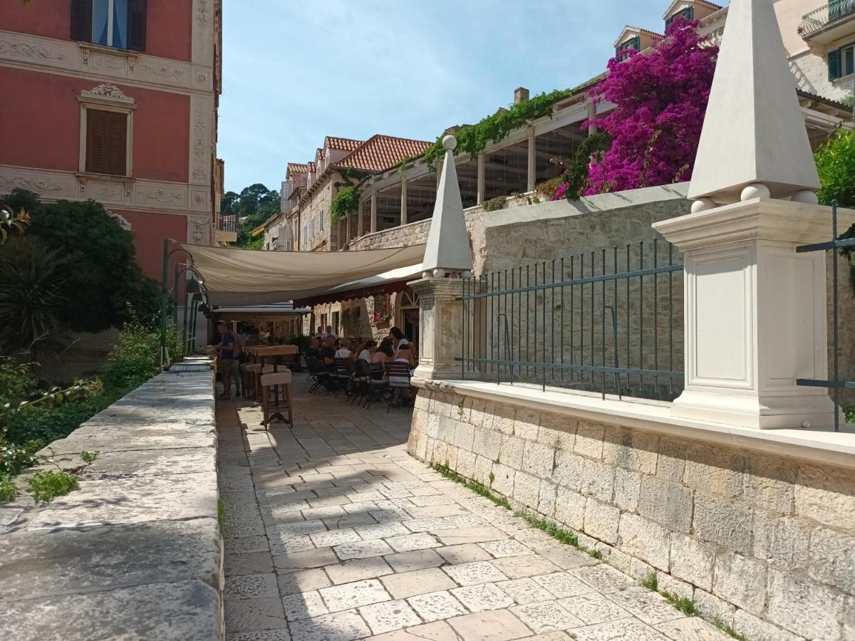 Jesliving Hvar - 2 Bedroom Elegant Apartment With Sea View In Historic Center Of Hvar Town Luaran gambar