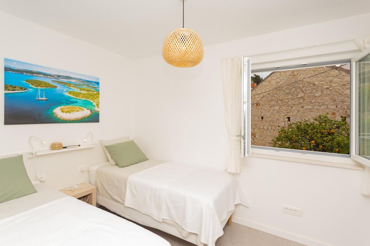 Jesliving Hvar - 2 Bedroom Elegant Apartment With Sea View In Historic Center Of Hvar Town Luaran gambar